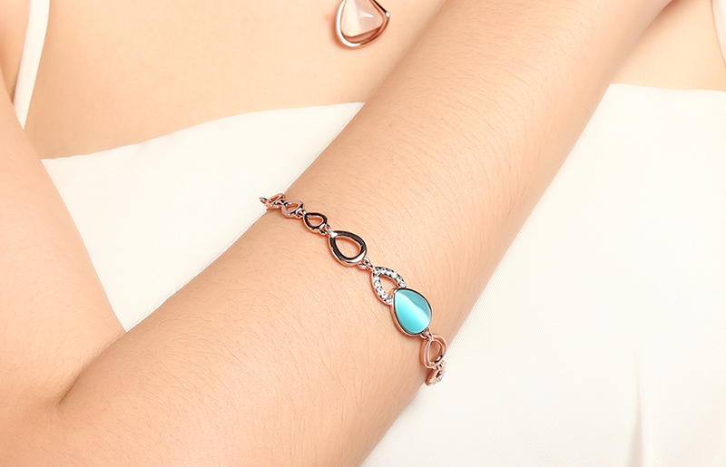 V&ograve;ng tay c&oacute; thiết kế h&igrave;nh giọt nước đ&iacute;nh đ&aacute; thanh m&aacute;t